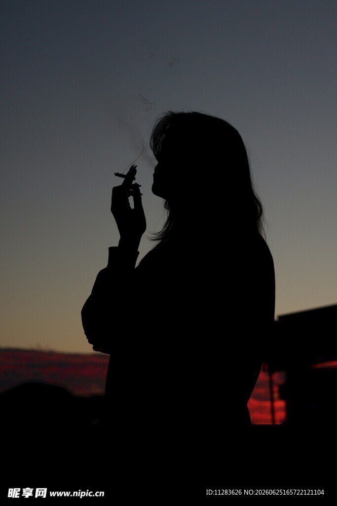 夕阳下女子的剪影电话时刻