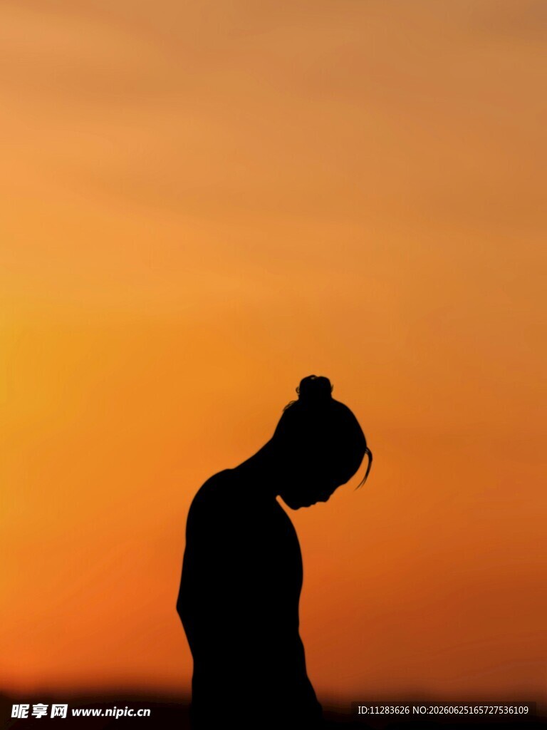 夕阳下的孤独身影