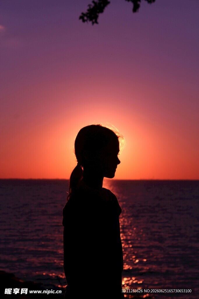 夕阳下的孤独身影
