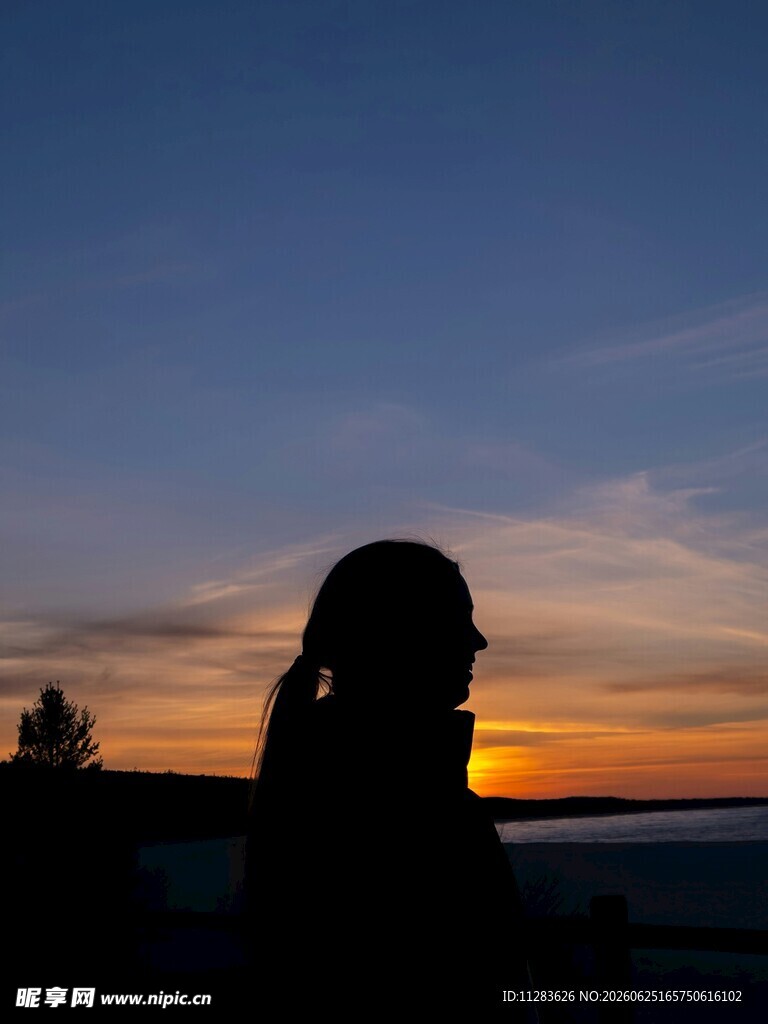 夕阳下的独行者剪影