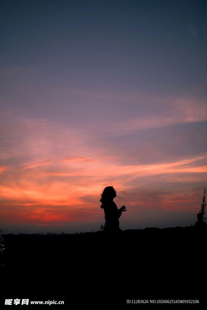 夕阳下的人物剪影