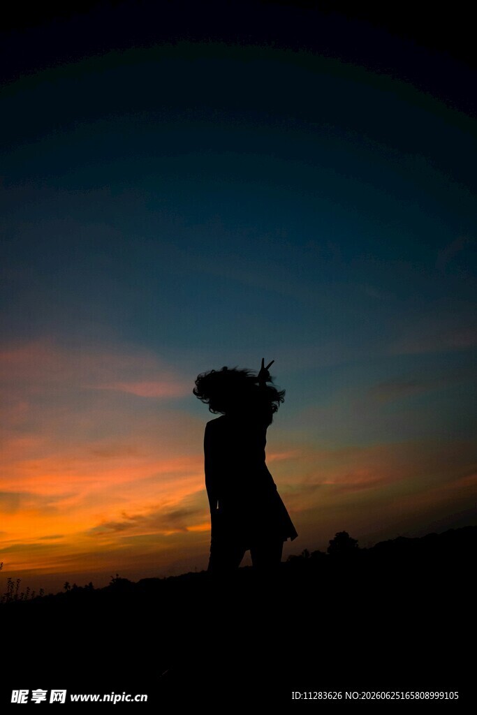 夕阳下的浪漫拥抱剪影