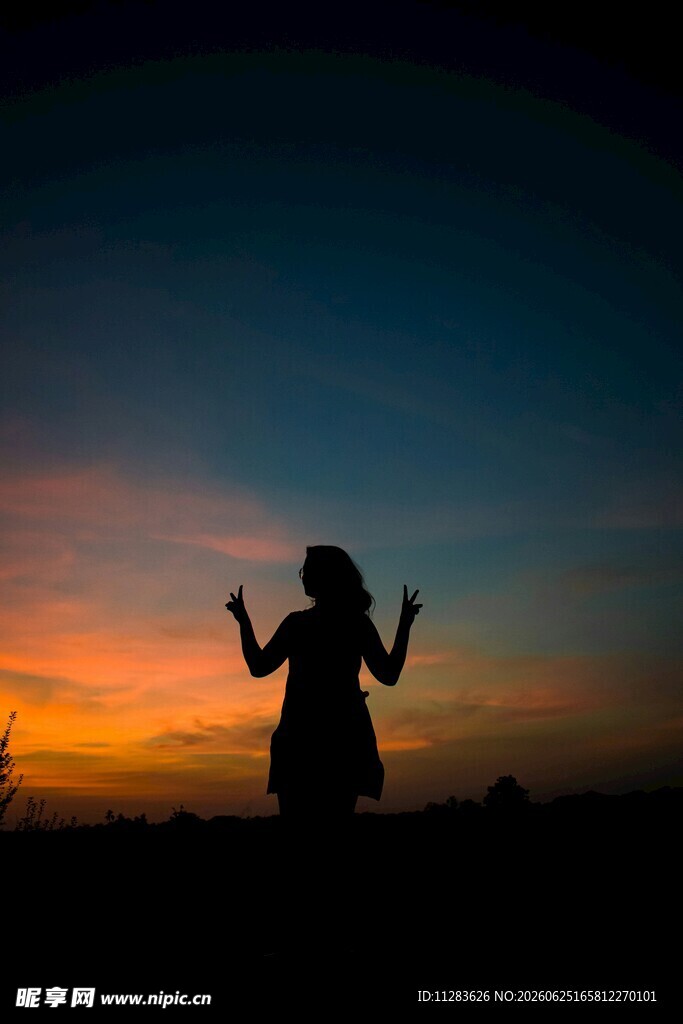 夕阳下舞者的曼妙剪影