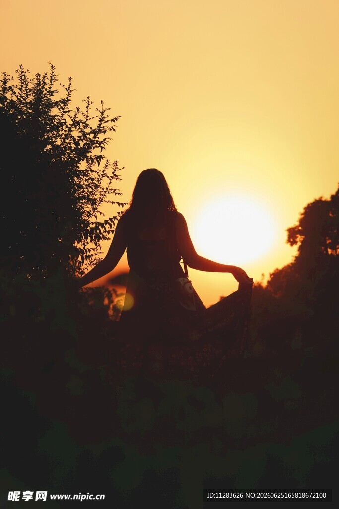 夕阳下女子的瑜伽冥想身姿