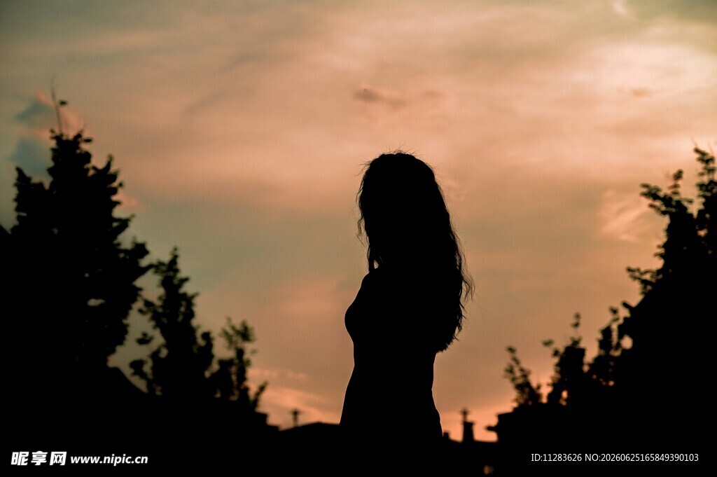 夕阳下的女性剪影