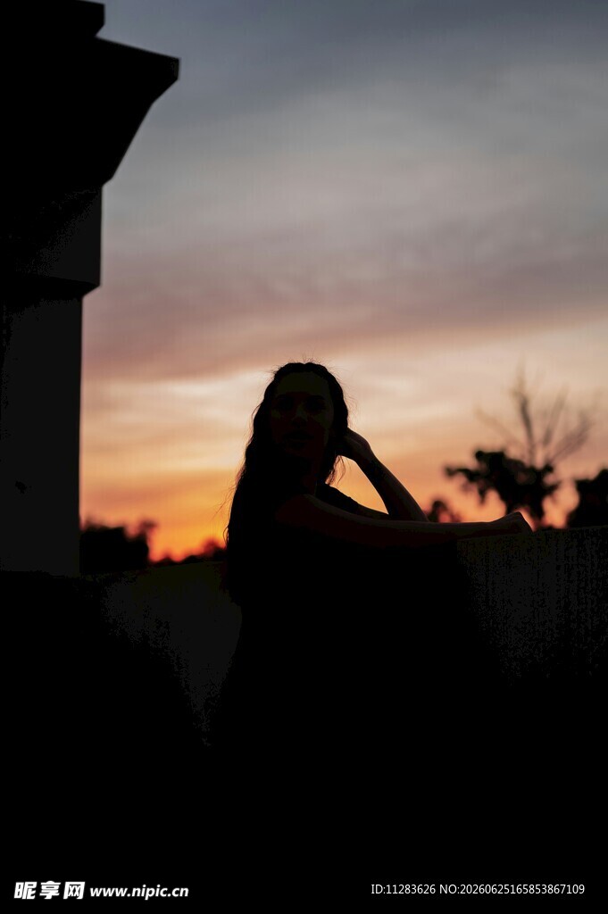 夕阳下的人物剪影