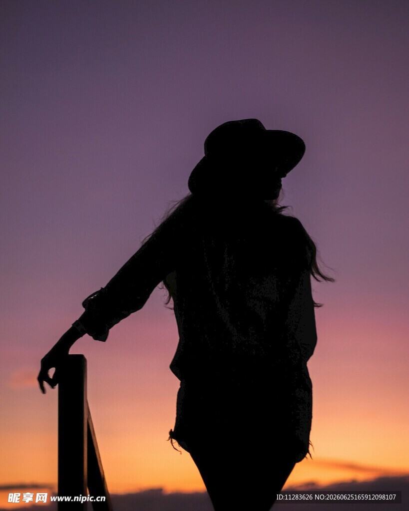 夕阳下的女性旅行剪影
