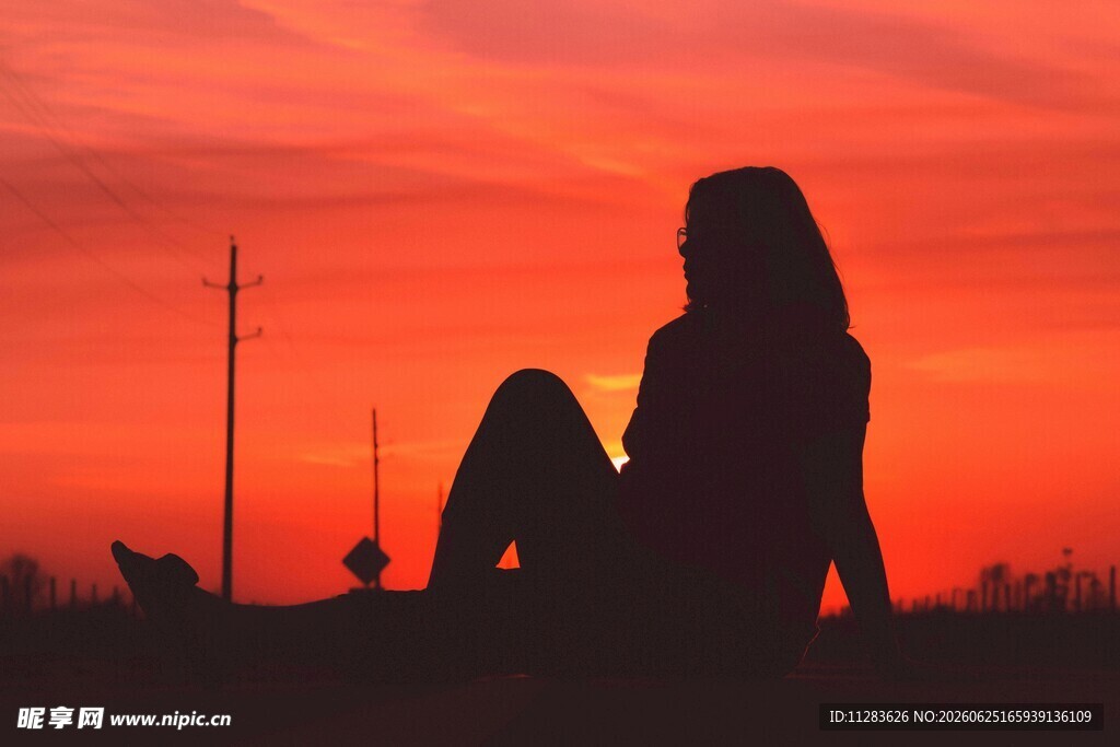 夕阳下的孤独女性剪影