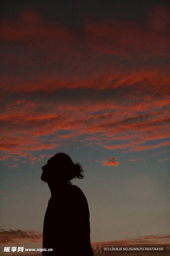 夕阳下的孤独身影
