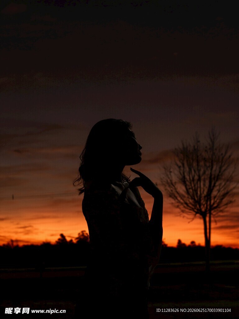 夕阳下的女性剪影