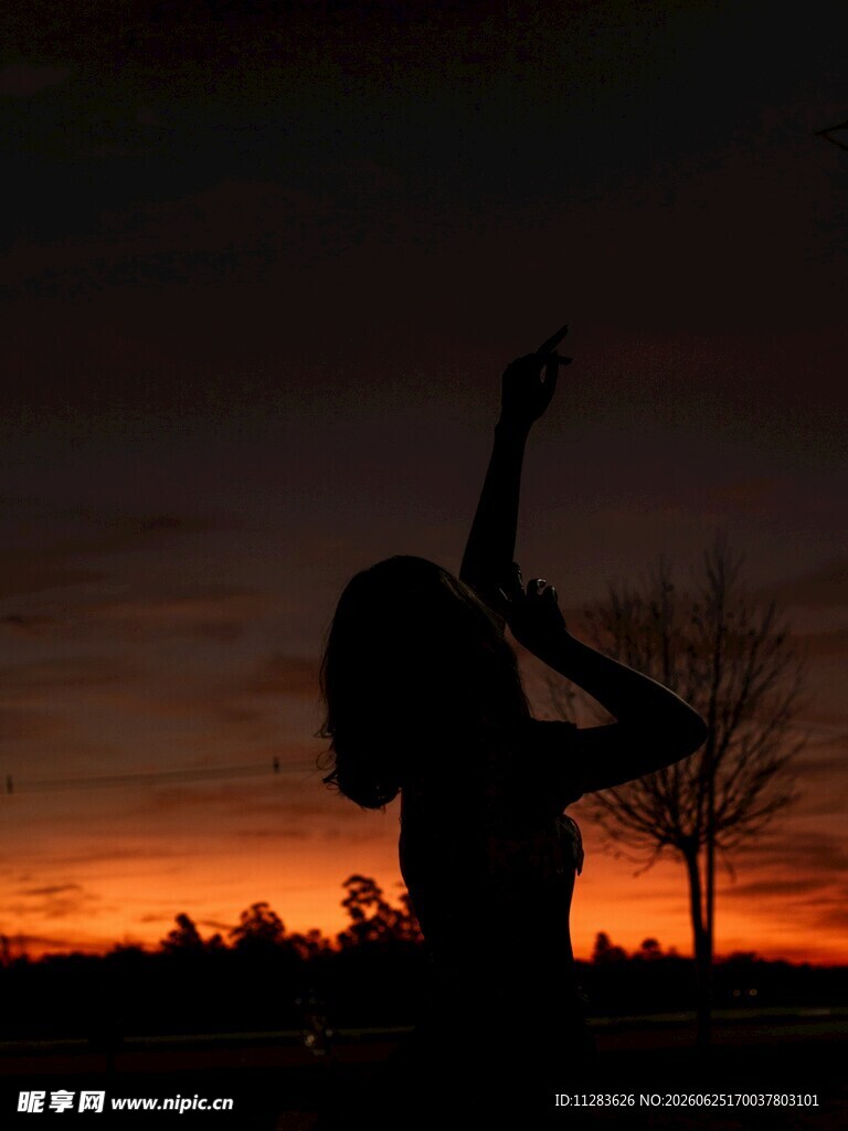 夕阳下的舞者剪影