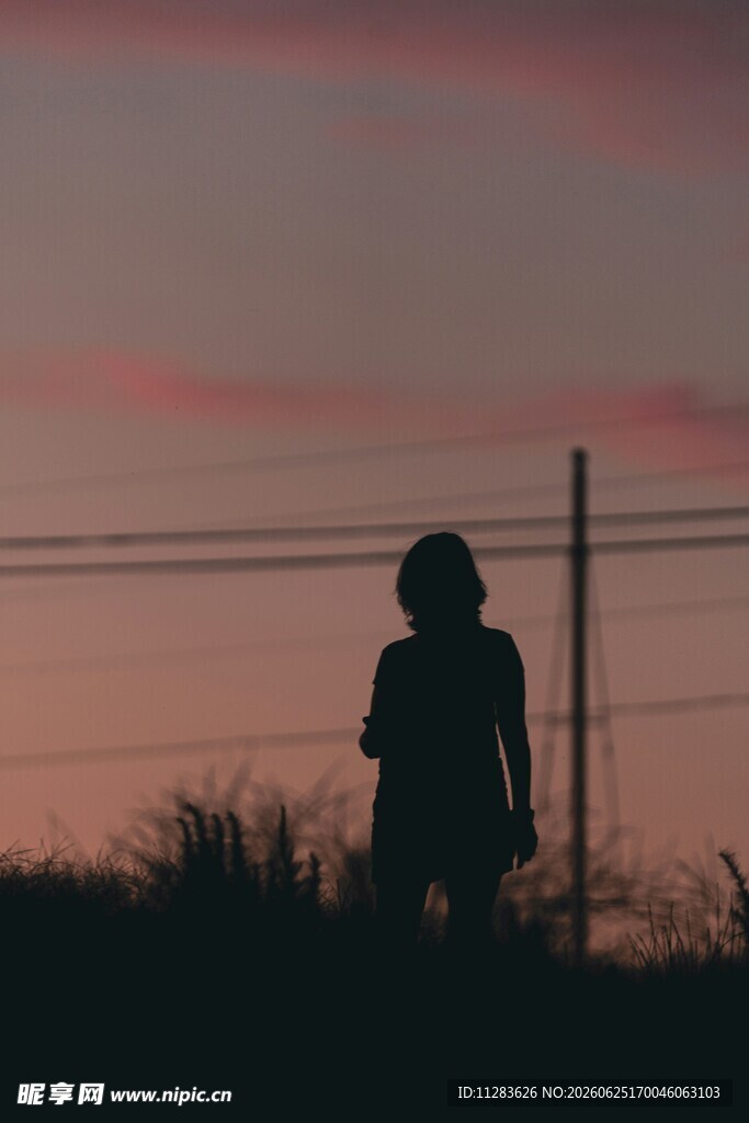 夕阳下的孤独孩童身影