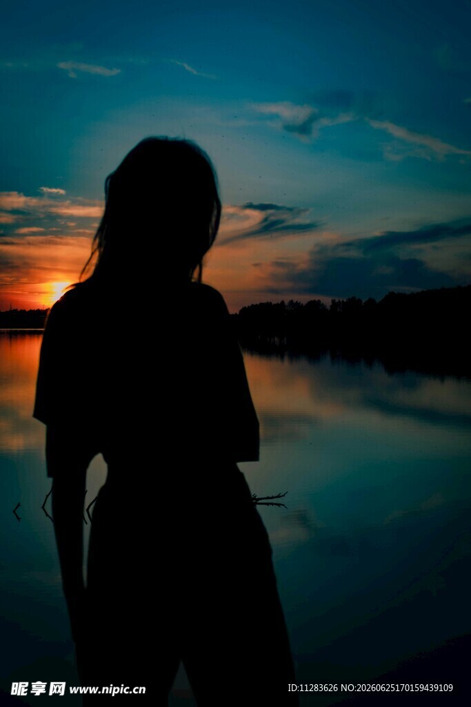 夕阳下的孤独少女身影