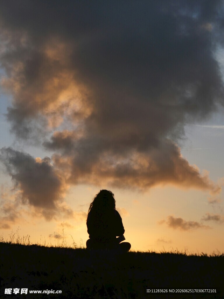夕阳下的孤独身影
