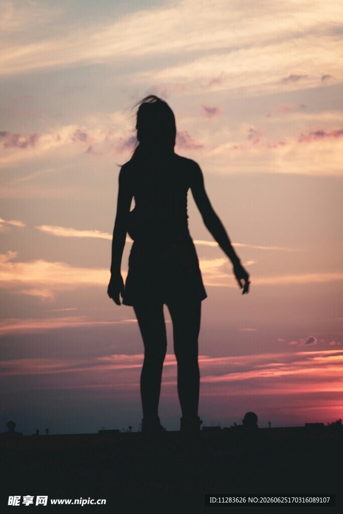夕阳下的孤独女性剪影