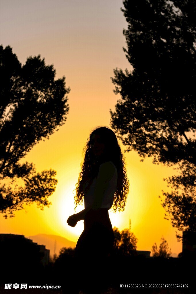 夕阳下的孤独少女剪影
