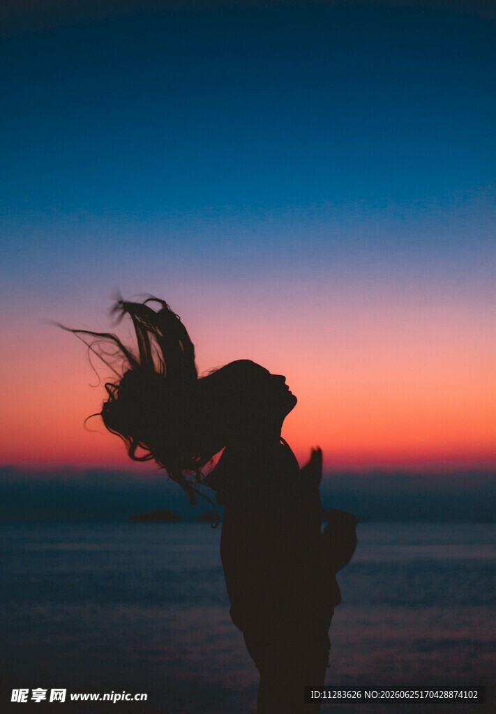 夕阳下舞动的曼妙身影