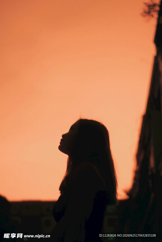 夕阳下的人物剪影