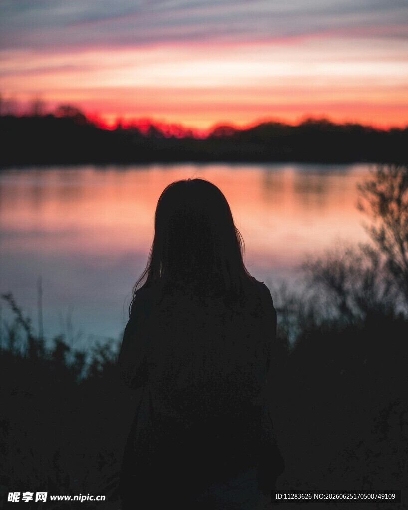 湖畔少女赏绝美日落