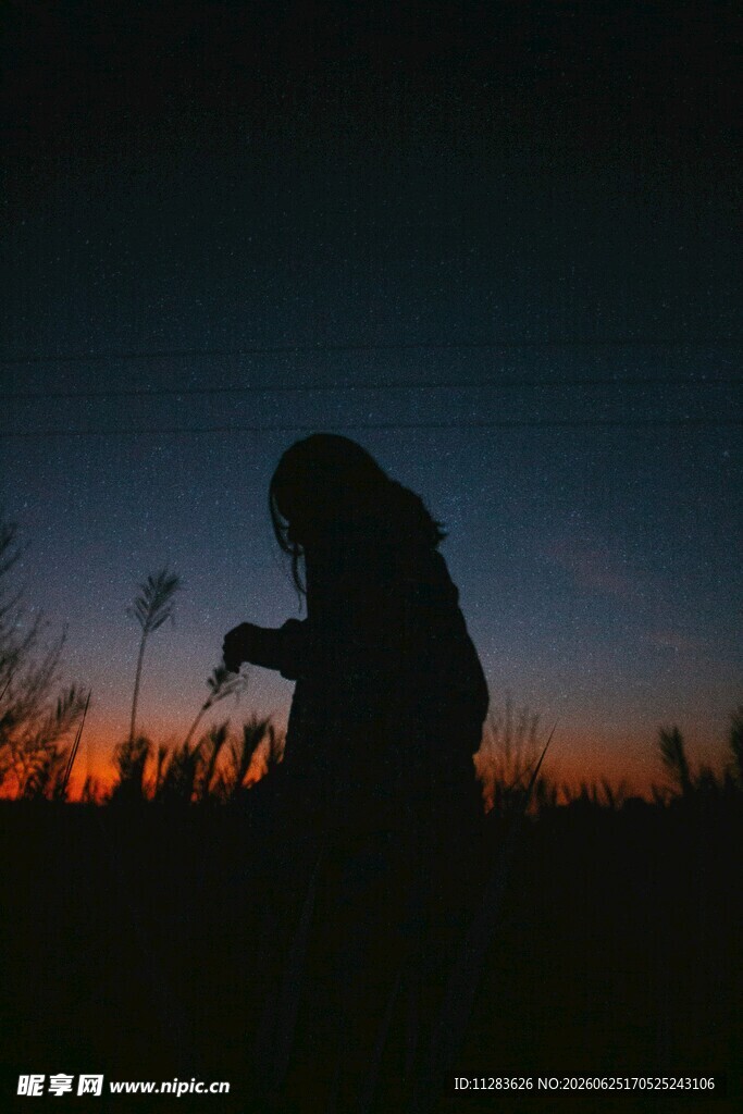 夕阳下的孤独身影