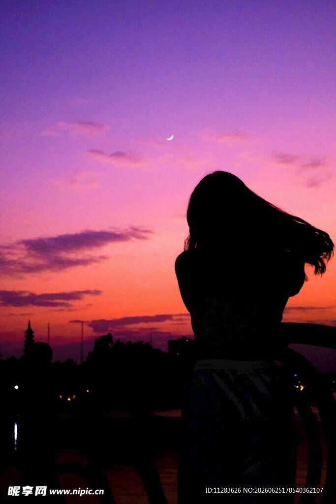 夕阳下的女性剪影