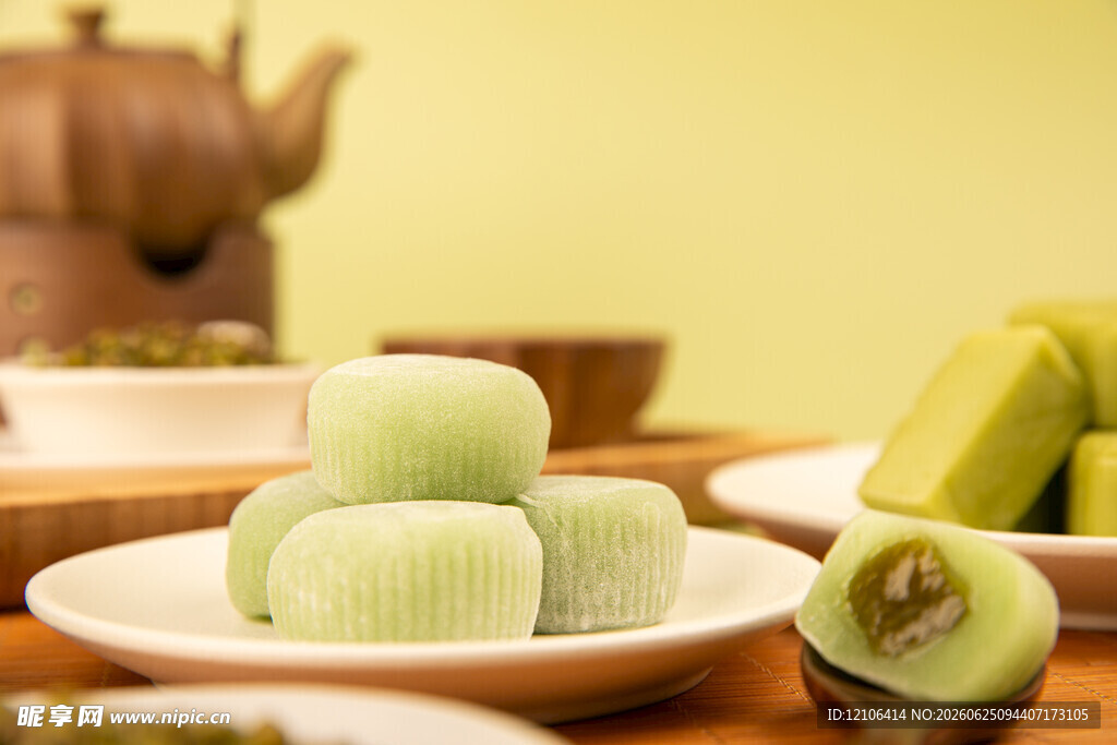 清新抹茶软糕糕点与茶具组合