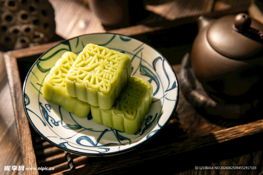 清新绿豆沙糕点摆于瓷盘