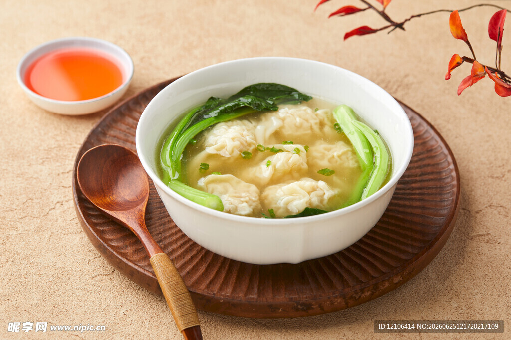 鲜香馄饨配青菜