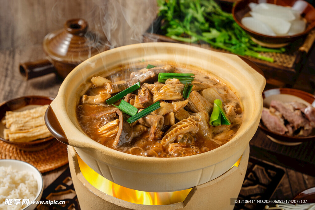 美味陶制砂锅牛杂炖菜