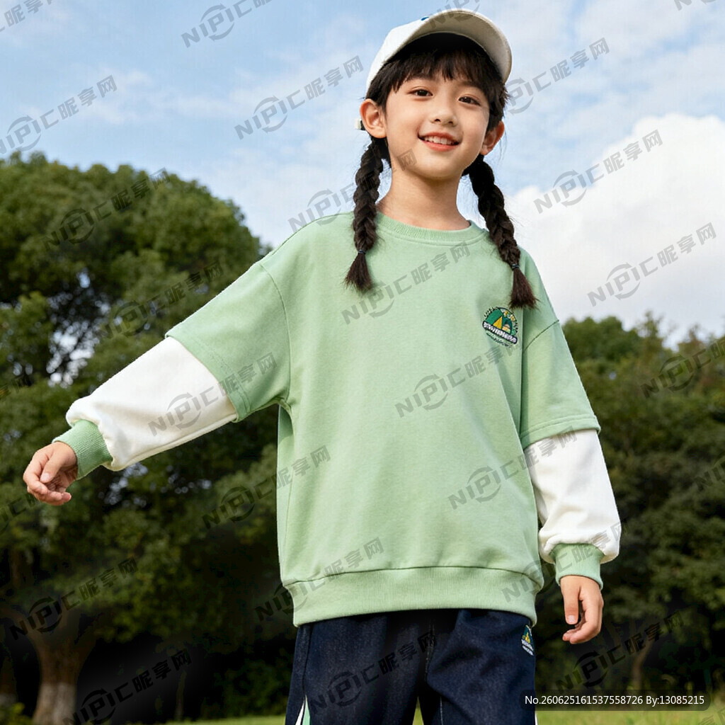 请抒图片中女孩身上红色改成男孩