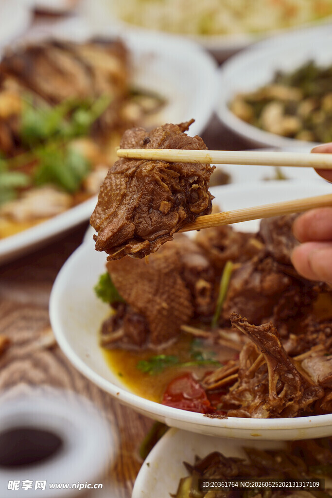 美味佳肴筷子夹起诱人瞬间