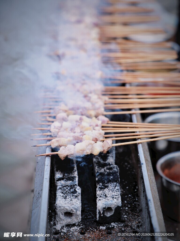 炭火上的美味烤肉串