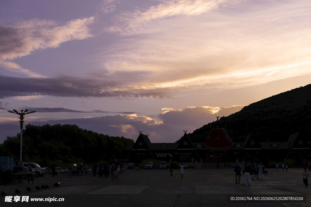 黄昏下的户外休闲场景