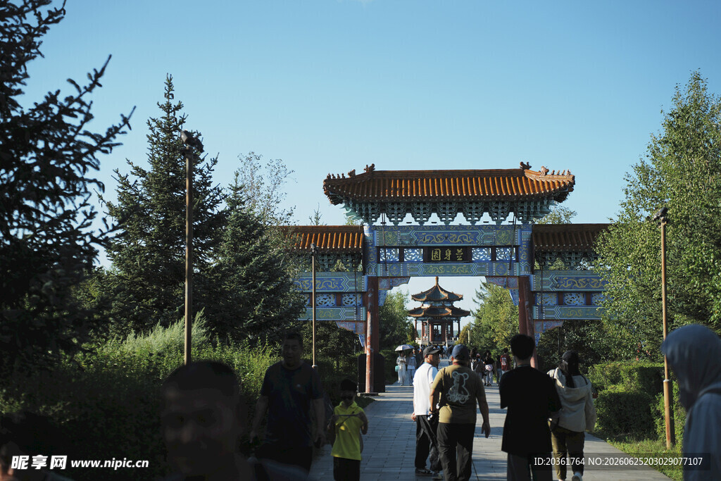 中式景区门口行人漫步