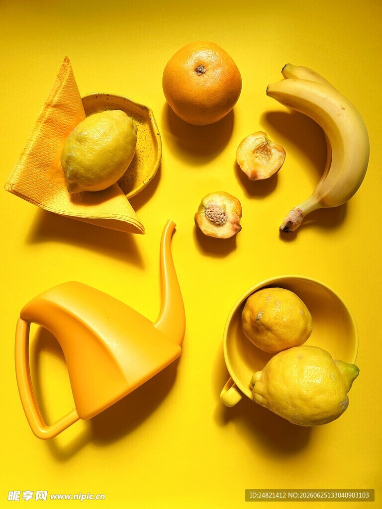 黄色调水果与陶瓷摆件组合