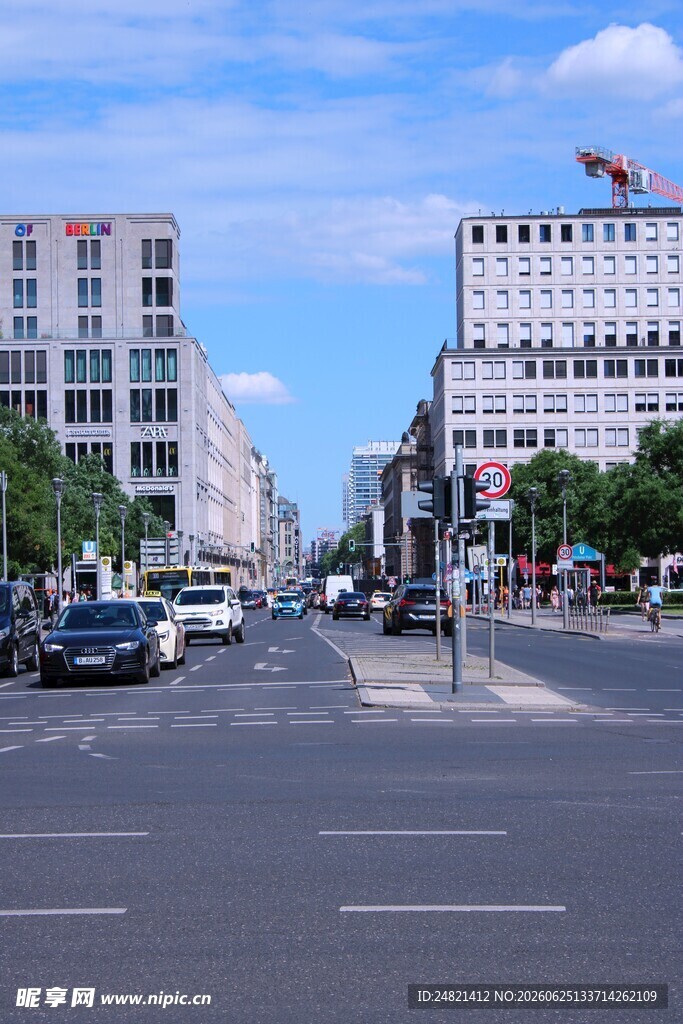 城市街道的开阔景象