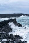 海浪拍击黑色礁石景观