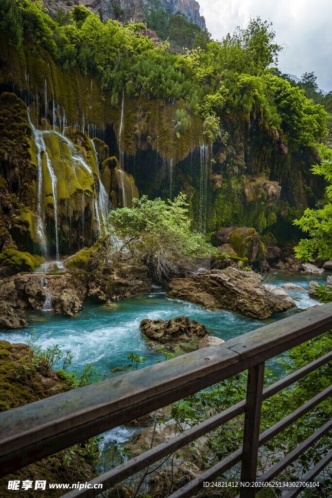 山间秀丽瀑布溪流景观