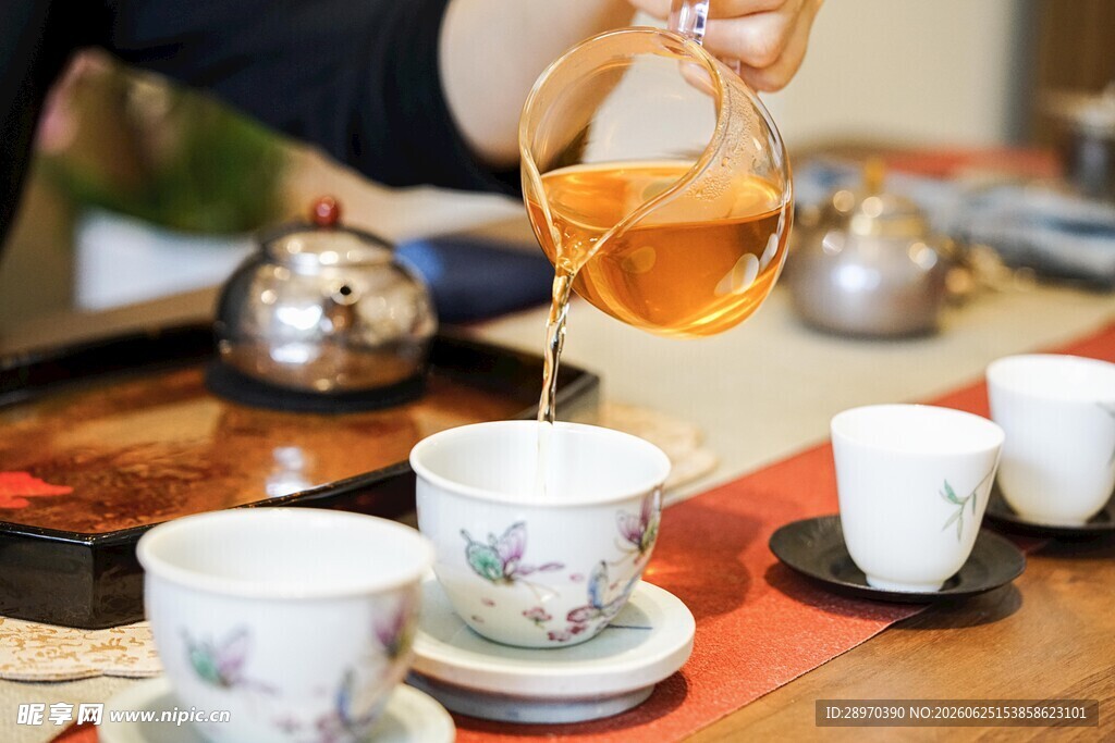 传统茶艺优雅的茶水倾注瞬间