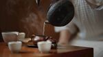 中式茶艺优雅倒茶瞬间