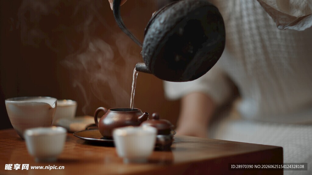 中式茶艺优雅倒茶瞬间