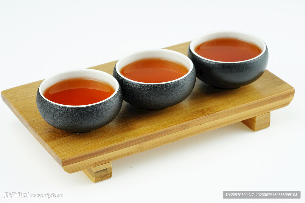 三杯热茶置于木托盘上