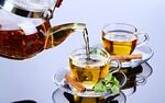 茶壶倒茶入精致茶杯
