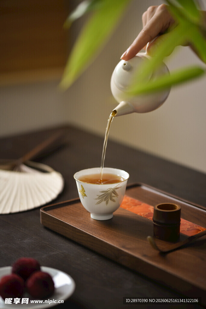 优雅中式茶艺倒茶瞬间