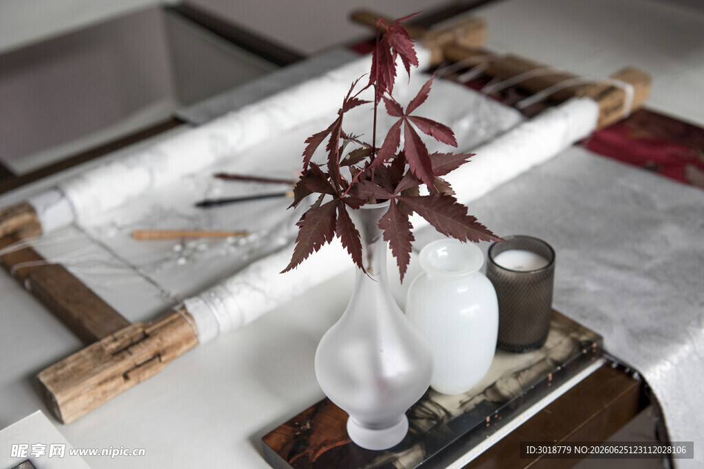 白色花瓶中的红叶植物