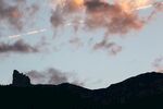 晚霞映山景