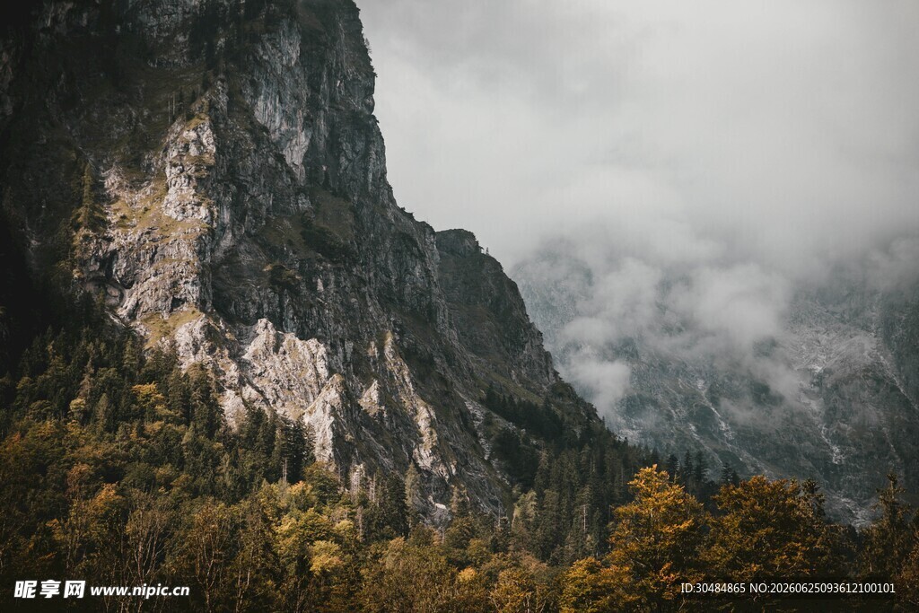 云雾缭绕的山间秋景