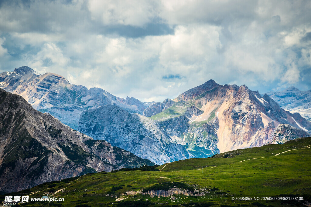 青山云海间的风景