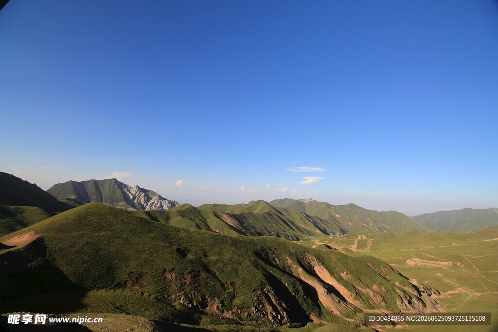 山峦蓝天风景图