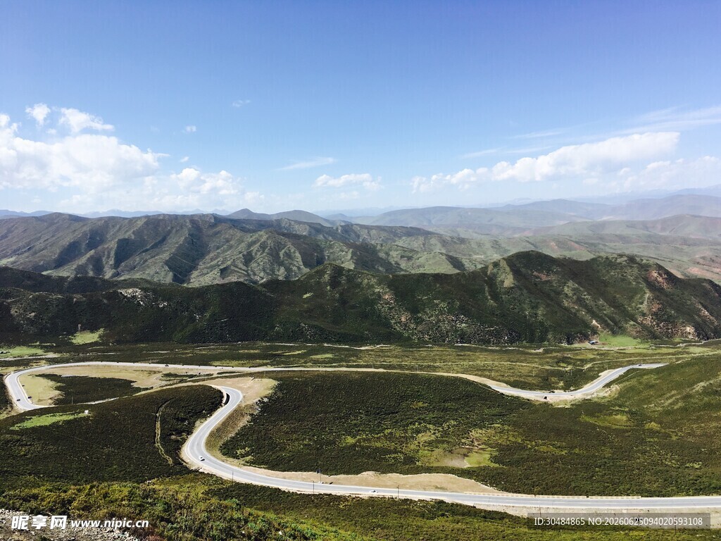 山间蜿蜒公路美景